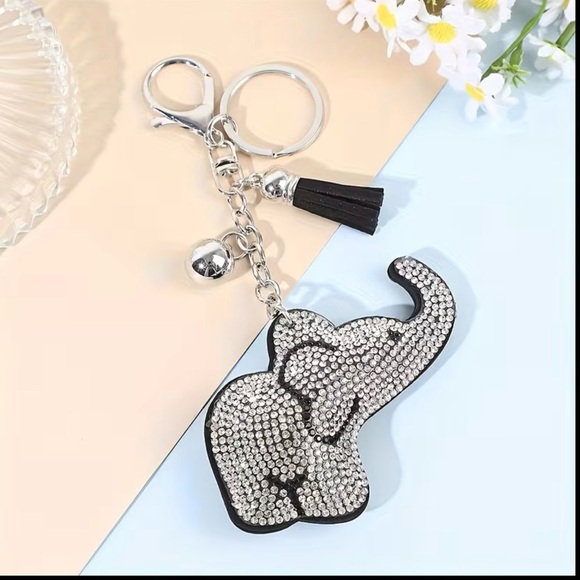Elegant Silver Rhinestone Elephant Keychain - Picture 3 of 3